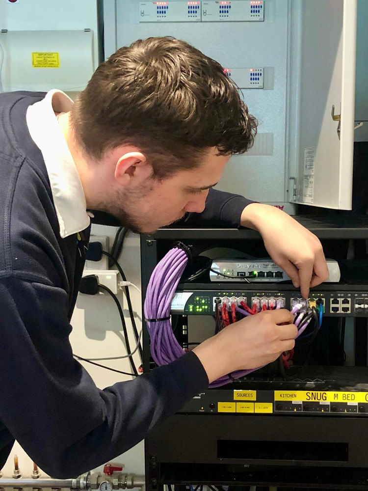 Enterprise-grade Wireless Access Points for Seamless Home WiFi Roaming