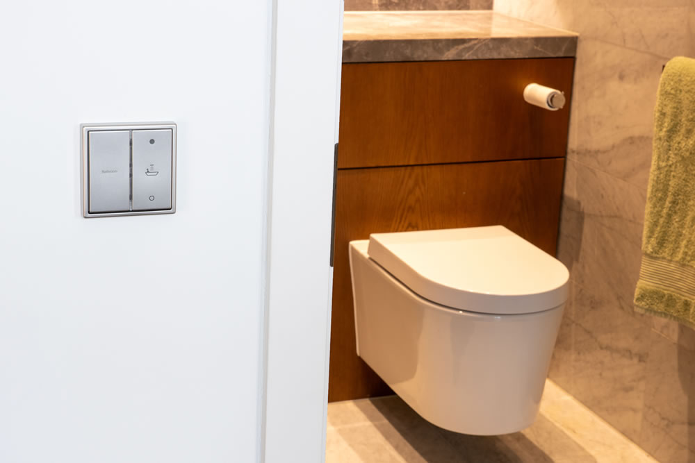 Modern master ensuite featuring KNX automated waterproof lighting and humidity sensors